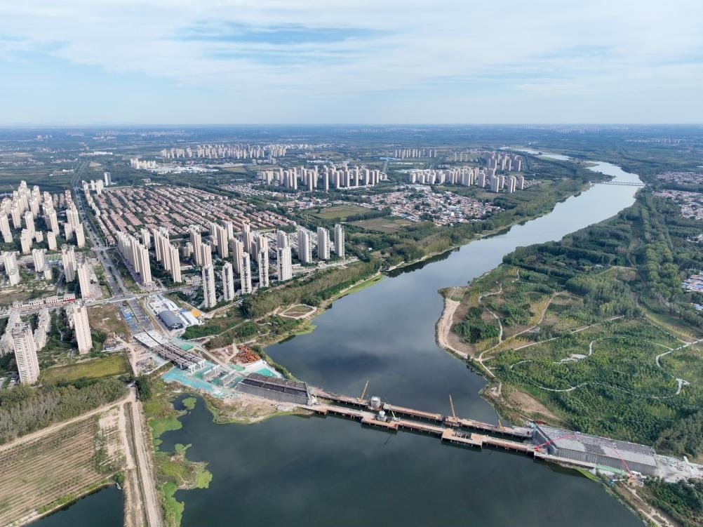 2023年10月拍攝的跨潮白河大橋施工現場。 新華社記者 邢廣利 攝