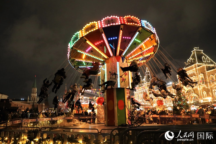 位于莫斯科紅場(chǎng)中央的“古姆”新年集市。人民網(wǎng)記者 隋鑫攝