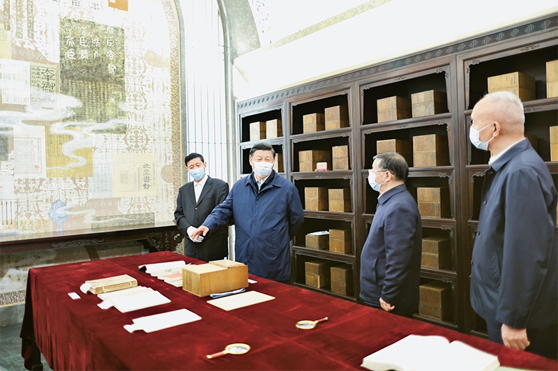 2023年6月1日，習(xí)近平總書記在中國國家版本館考察時(shí)，在蘭臺洞庫了解館藏精品版本保存情況。
