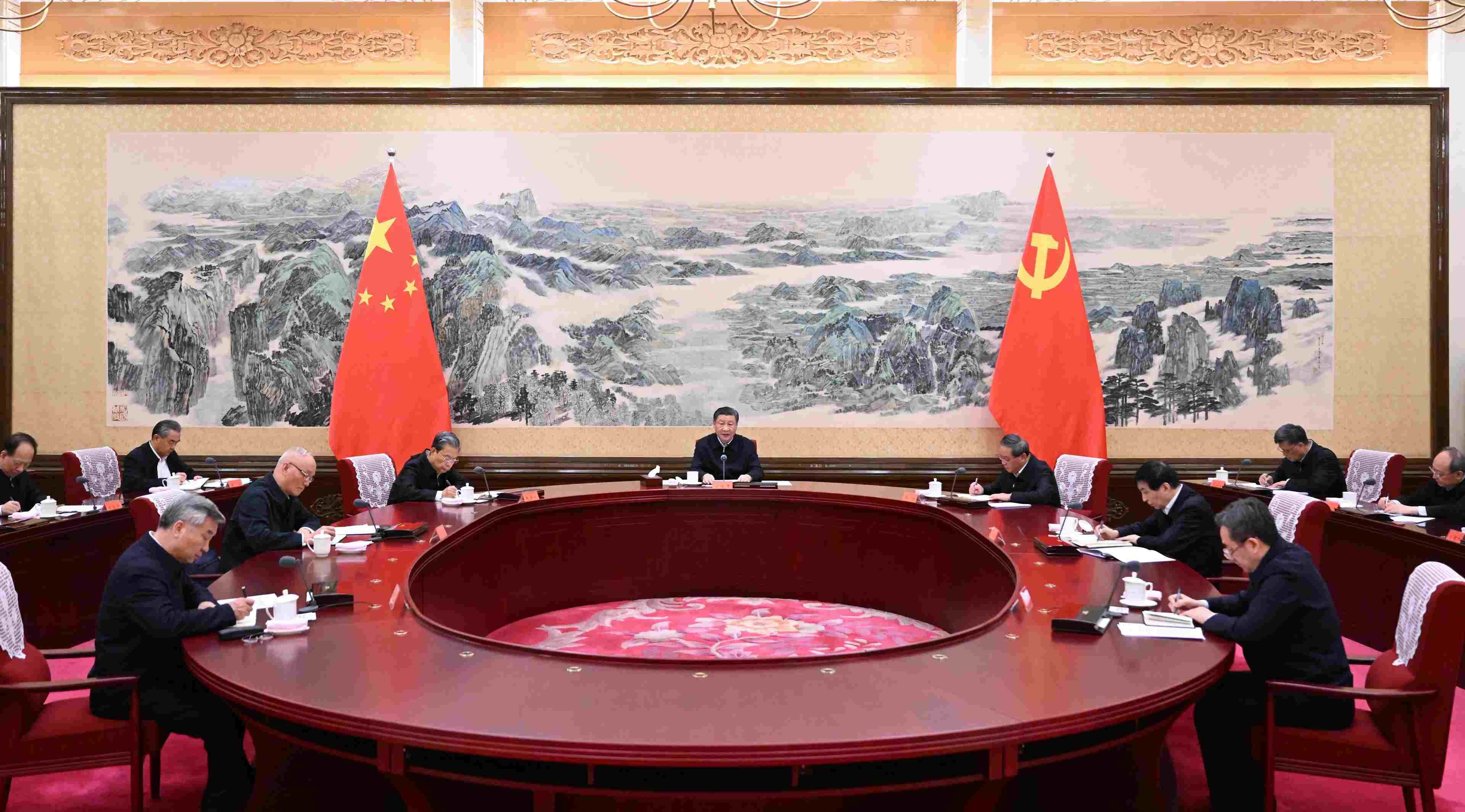 2023年12月21日至22日，中共中央政治局召開學(xué)習(xí)貫徹習(xí)近平新時代中國特色社會主義思想主題教育專題民主生活會，中共中央總書記習(xí)近平主持會議并發(fā)表重要講話。