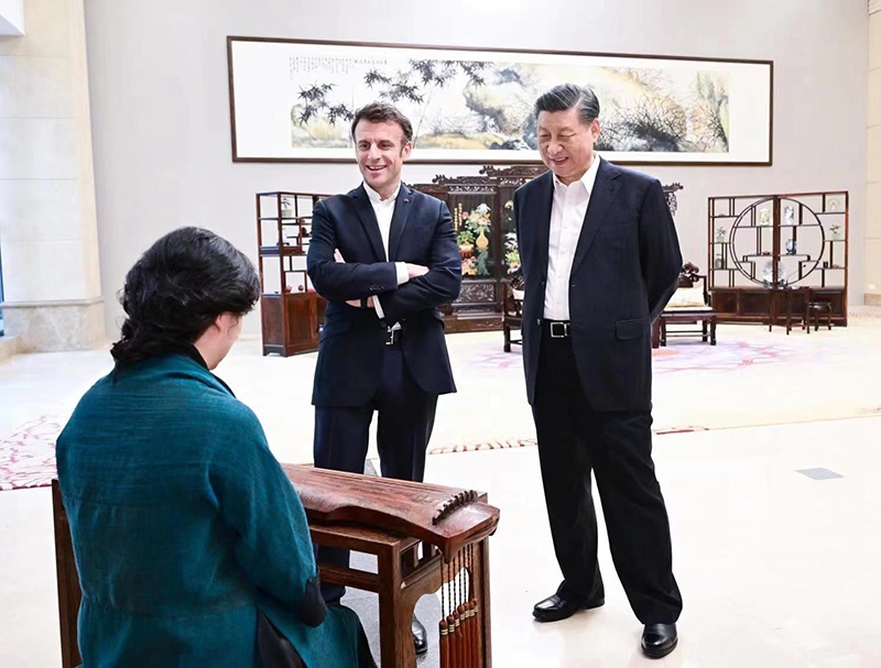 2023年4月7日，習(xí)近平主席在廣東省廣州市松園同法國總統(tǒng)馬克龍舉行非正式會晤。這是兩國元首在白云廳欣賞古琴演奏。
