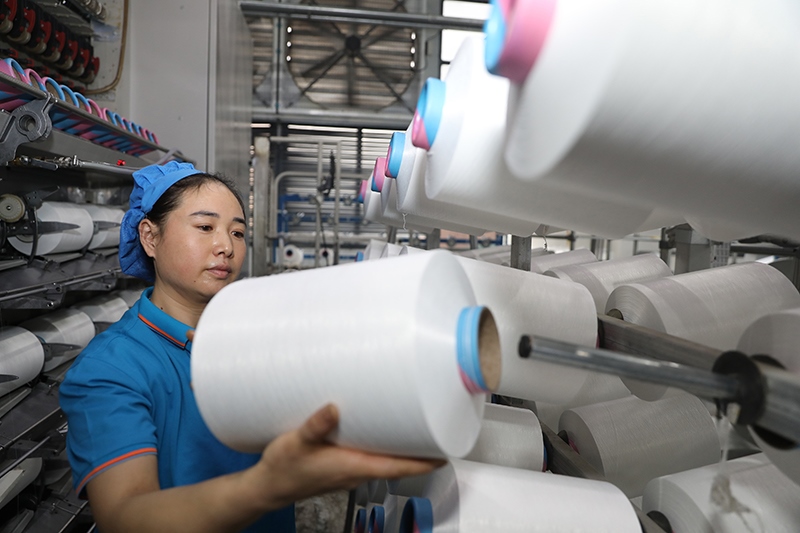 1月2日，江蘇省淮安市洪澤區(qū)一紡織企業(yè)生產(chǎn)車間開工生產(chǎn)，趕制訂單。
