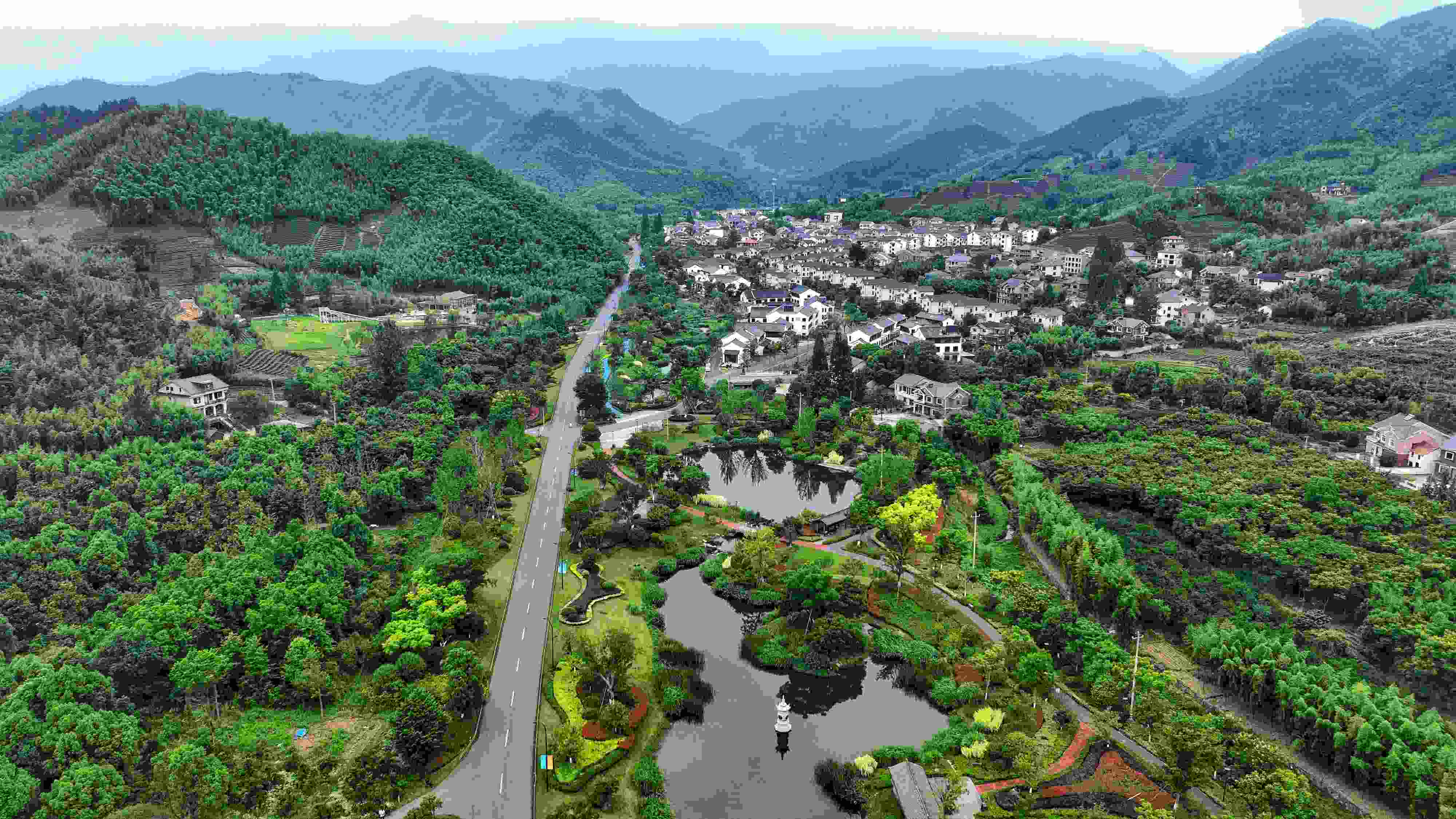 2023年6月6日，杭州余杭區(qū)徑山鎮(zhèn)鄉(xiāng)村，生態(tài)碧水、沿路花海與村莊農(nóng)房相映成趣，構(gòu)成一幅美麗的山水田園畫。