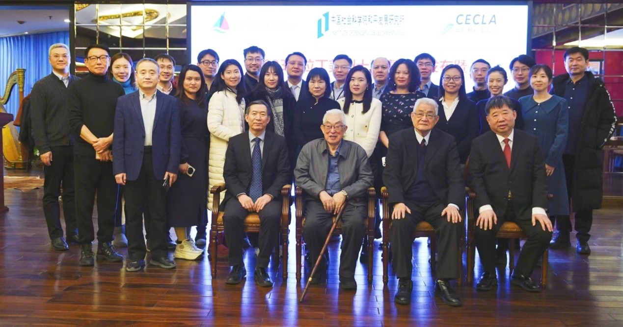 與會專家學者舉行合影。主辦方供圖