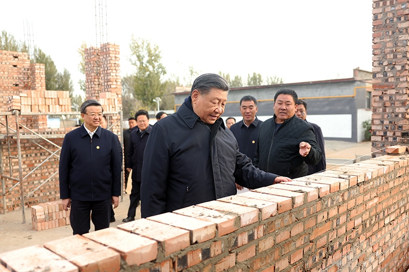 2023年11月10日，習(xí)近平總書記在河北保定涿州市刁窩鎮(zhèn)萬全莊村房屋重建施工現(xiàn)場考察。