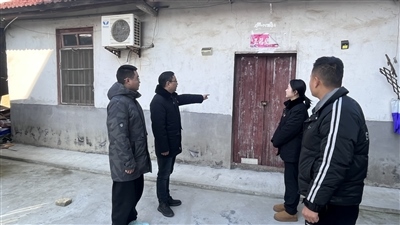  圖②：法官勘察訟爭(zhēng)房產(chǎn)。