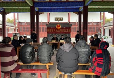  圖③：庭審在謝氏祠堂內(nèi)進(jìn)行。