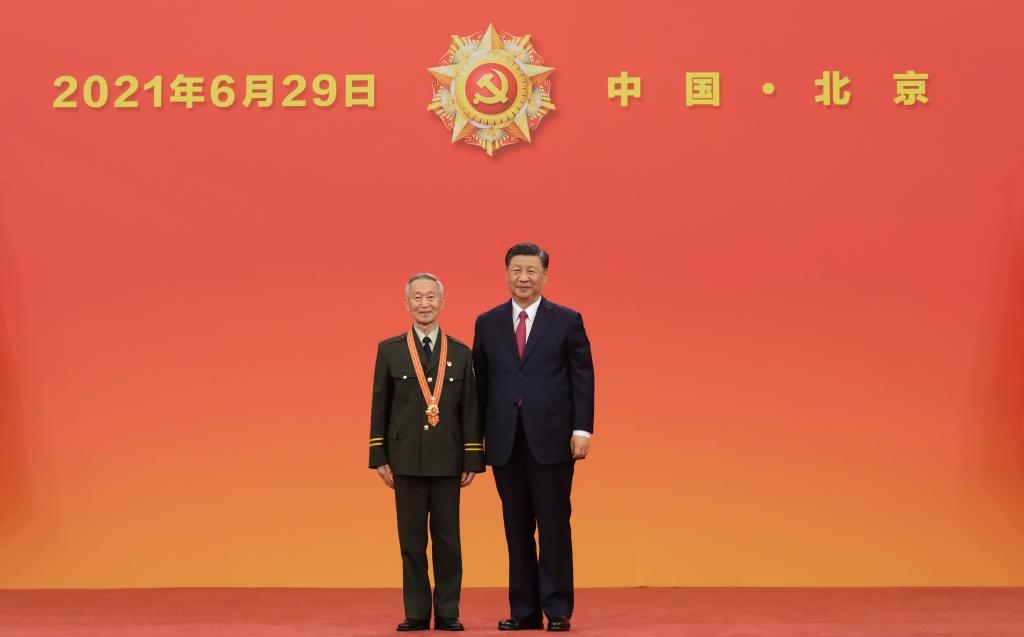 2021年6月29日，習近平總書記向“七一勛章”獲得者崔道植頒授勛章。新華社記者 李學(xué)仁 攝