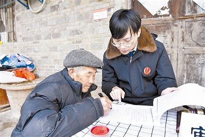  圖③：當(dāng)事人簽署調(diào)解協(xié)議。