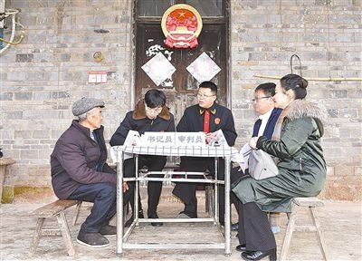  圖②：調(diào)解現(xiàn)場。