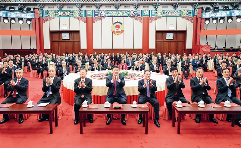 2023年12月29日，全國政協(xié)在北京舉行新年茶話會(huì)。黨和國家領(lǐng)導(dǎo)人習(xí)近平、李強(qiáng)、趙樂際、王滬寧、蔡奇、丁薛祥、李希、韓正出席茶話會(huì)并觀看演出。 新華社記者 鞠鵬/攝