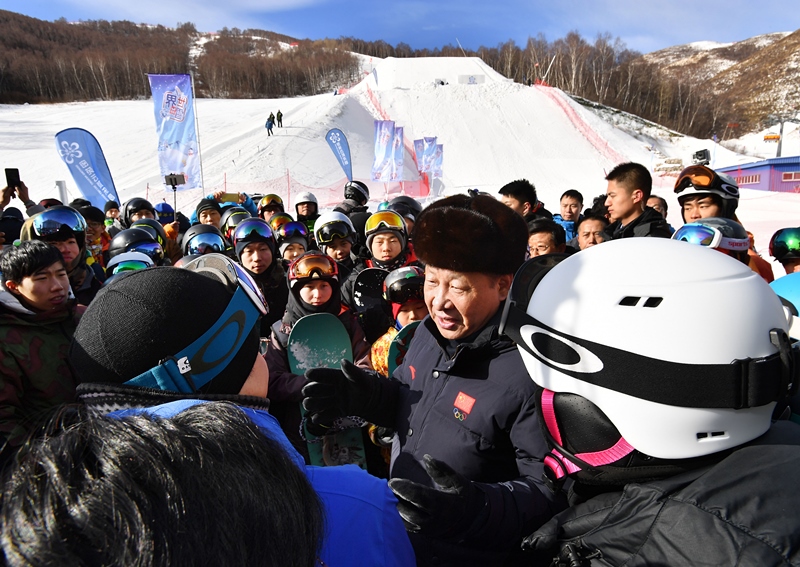 2017年1月23日，習(xí)近平總書記在云頂滑雪場同正在集訓(xùn)的國家滑雪隊運動員及滑雪愛好者親切交談。