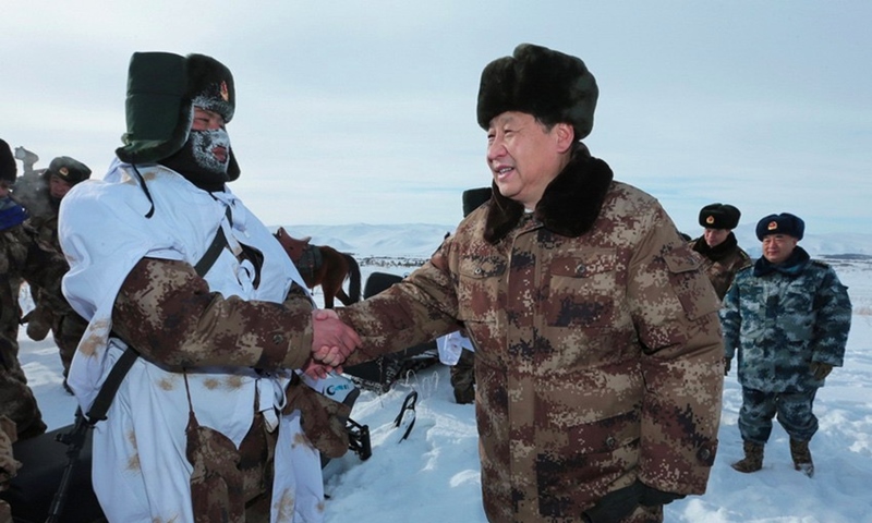 2014年1月26日，習(xí)近平總書記春節(jié)前夕冒嚴(yán)寒踏冰雪慰問邊防官兵。