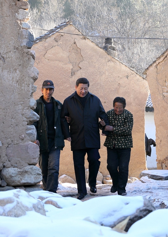 2012年12月30日，習(xí)近平總書記來到地處深山的河北阜平駱駝灣村，走進困難群眾唐宗秀家慰問看望。