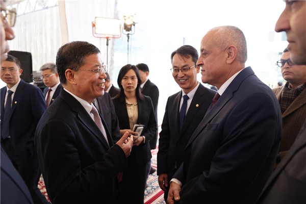 李永明同埃及住房部副部長會談交流。主辦方供圖