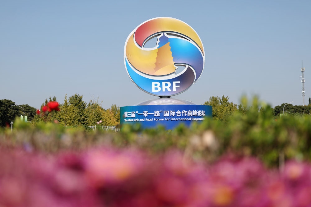 這是在北京市北土城路附近拍攝的“一帶一路”國際合作高峰論壇景觀布置（2023年10月16日攝）。新華社記者 陳斌 攝