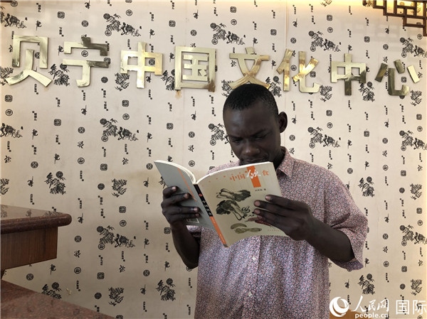 貝寧人在文化中心閱讀中國圖書。人民網(wǎng)記者 黃培昭攝