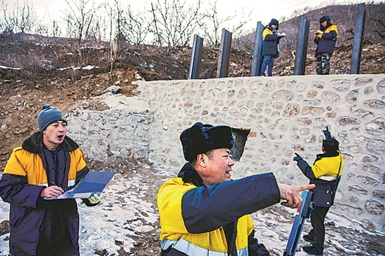 1月15日，門頭溝區(qū)妙峰山鎮(zhèn)，來自中國鐵路北京局的單秀松（左二）與同事正在鐵路線上進(jìn)行防洪隱患排查工作。