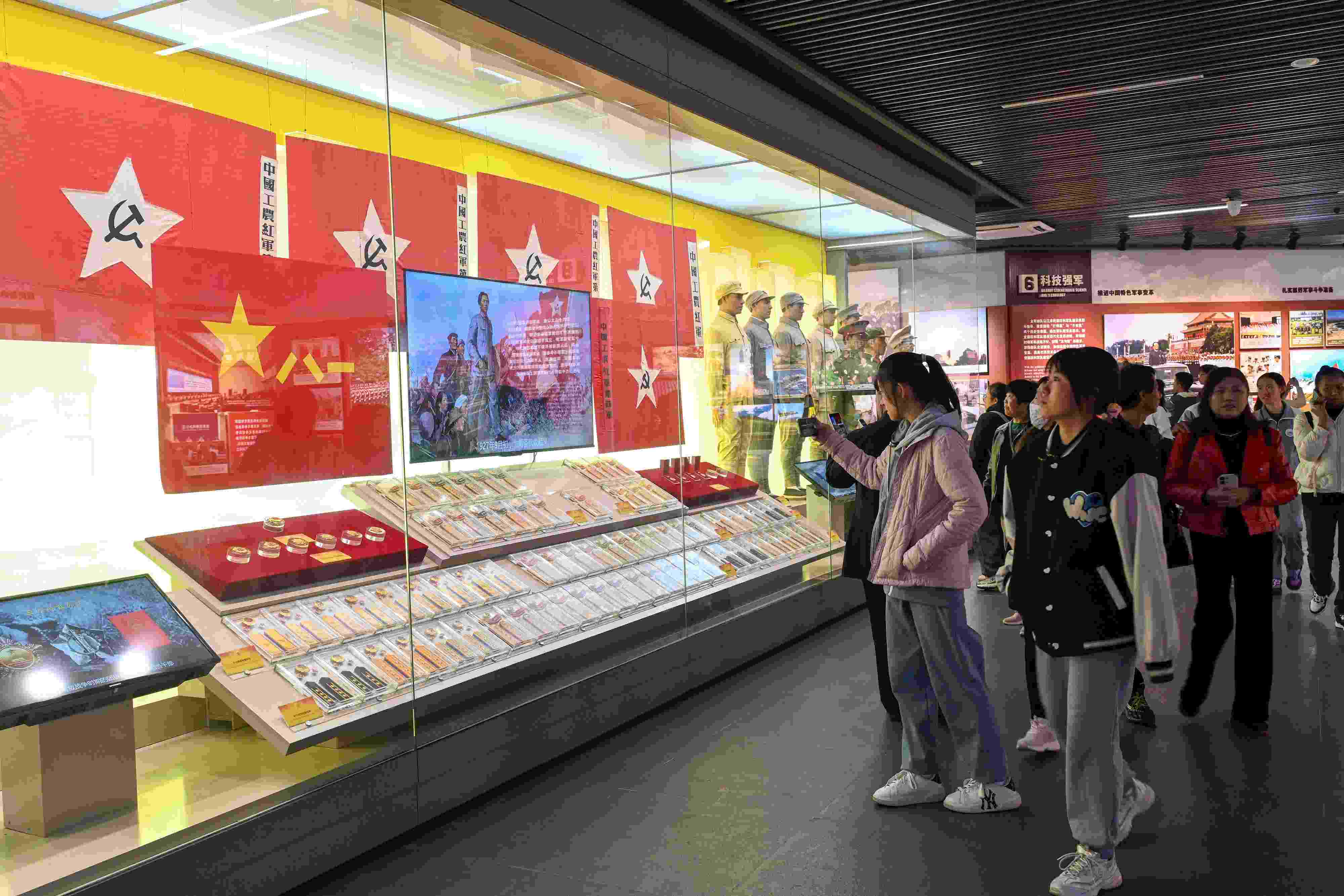 2023年11月15日，游客游覽參觀南昌八一起義紀(jì)念館，感受體驗(yàn)紅色文化的教育。