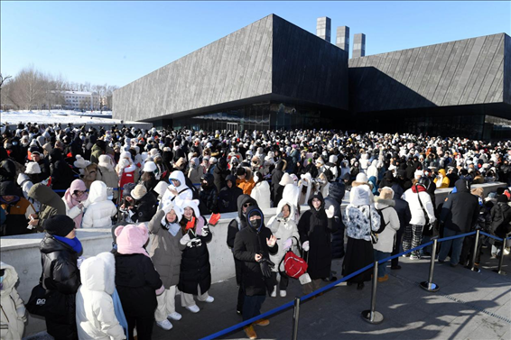 2024年1月15日，哈爾濱，侵華日軍第七三一部隊(duì)罪證陳列館門口排隊(duì)的游客整齊有序。