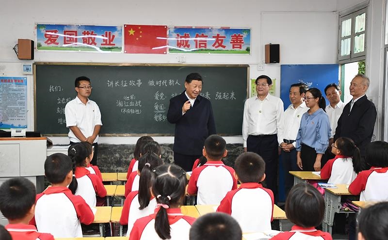 △2020年9月16日，習(xí)近平總書(shū)記在湖南郴州市汝城縣文明瑤族鄉(xiāng)第一片小學(xué)，同正在上思政課的同學(xué)們親切交流。