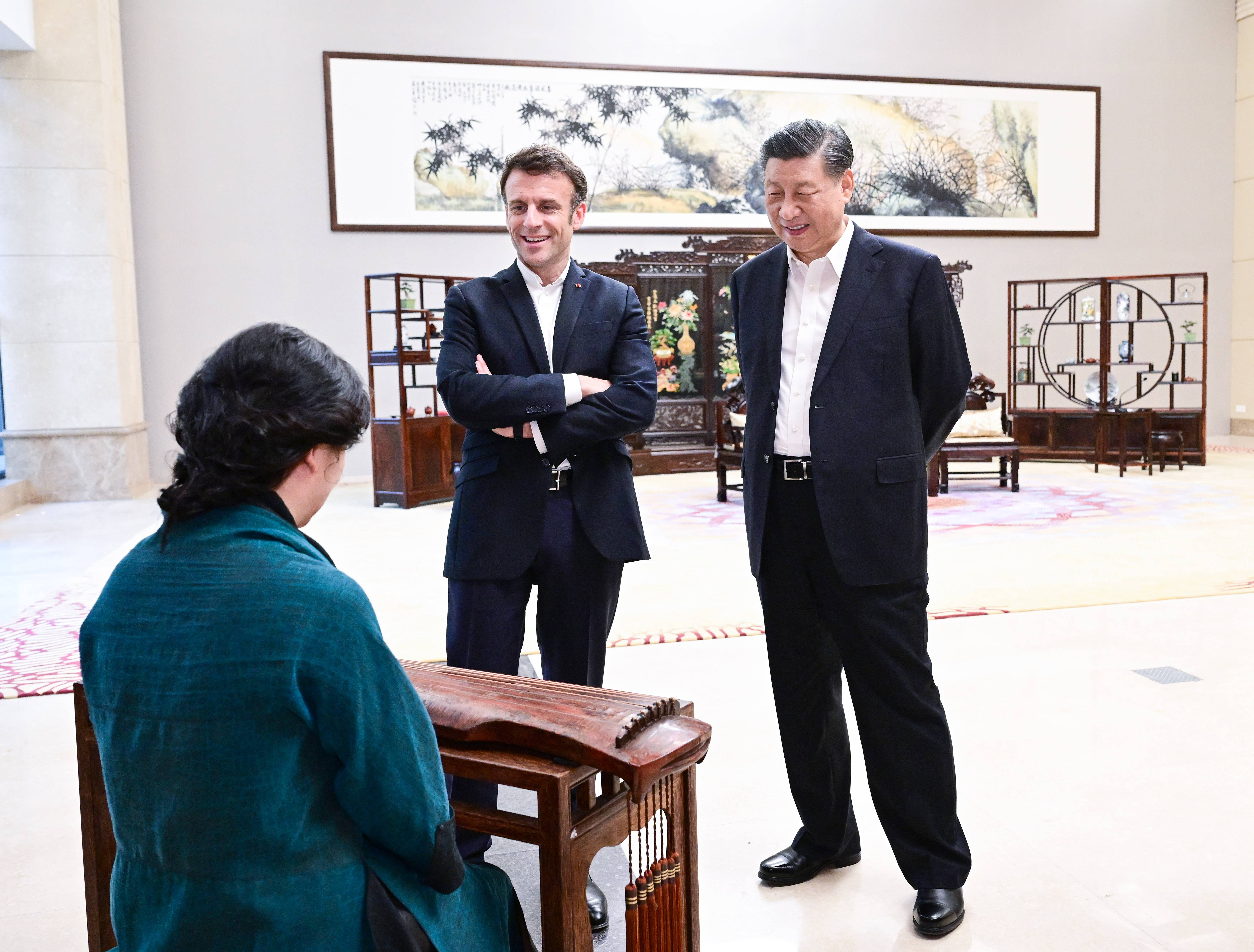 2023年4月7日，習(xí)近平主席在廣東省廣州市松園同法國總統(tǒng)馬克龍舉行非正式會(huì)晤。這是兩國元首在白云廳欣賞古琴演奏。