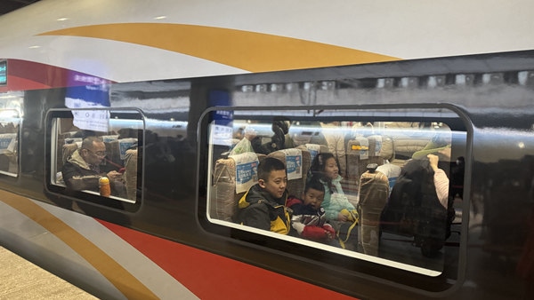 旅客乘坐高鐵列車。中國鐵路北京局供圖