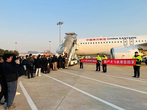 2024春運(yùn)第一天，東航4架C919大飛機(jī)全部投入商業(yè)運(yùn)營(yíng)。東航供圖
