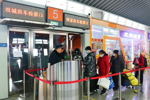 哈西公路客運(yùn)站內(nèi)旅客檢票排隊(duì)上車(chē)。黑龍江省交通運(yùn)輸廳供圖