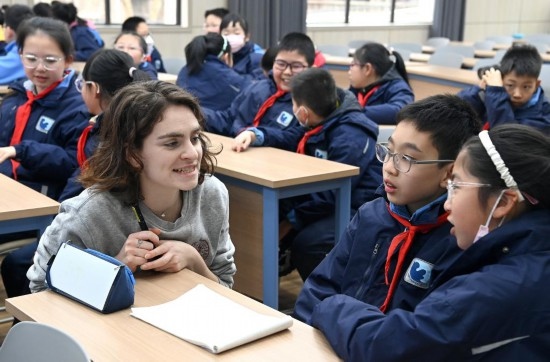  2023年12月18日，在西安新城區(qū)后宰門小學(xué)進(jìn)行的中法校園文化周法語語言沙龍上，西安法語聯(lián)盟的老師與學(xué)生進(jìn)行互動(dòng)。新華社記者 劉瀟 攝
