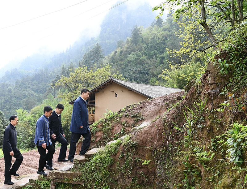 2019年4月15日，在重慶石柱土家族自治縣中益鄉(xiāng)華溪村，習(xí)近平總書記踏著濕滑的石階登上陡坡，前往貧困戶譚登周家看望。