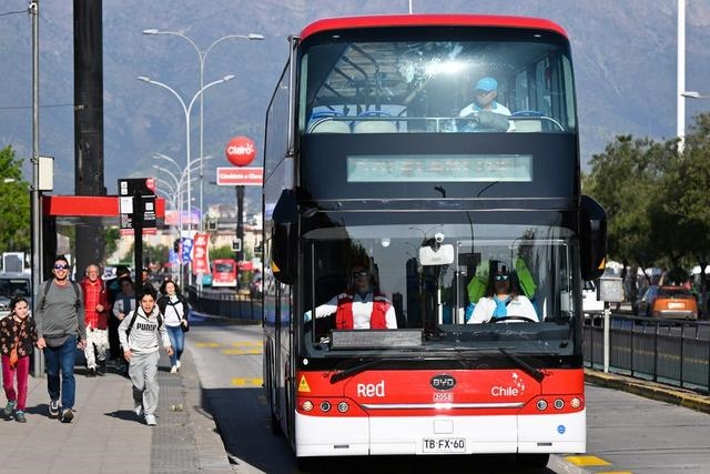2023年10月31日，一輛由中國制造的新能源公交車行駛在智利首都圣地亞哥的主城區(qū)。新華社記者 辛悅衛(wèi)攝