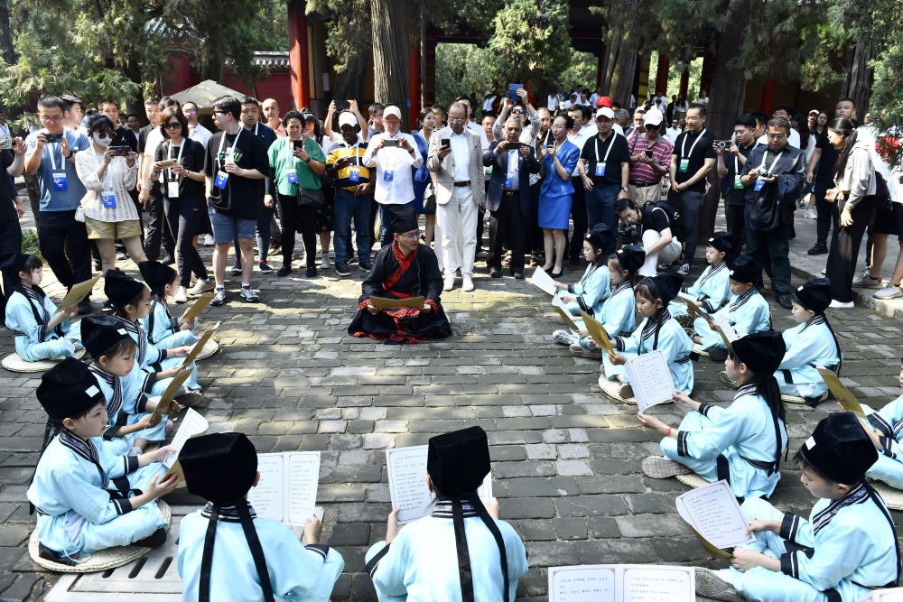 2023年6月27日，在曲阜孔廟，嘉賓和游客在聆聽孩子們誦讀《論語》。