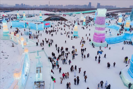 游客在哈爾濱冰雪大世界園區(qū)內(nèi)游玩（無(wú)人機(jī)照片，2024年1月4日攝）。新華社記者 謝劍飛 攝