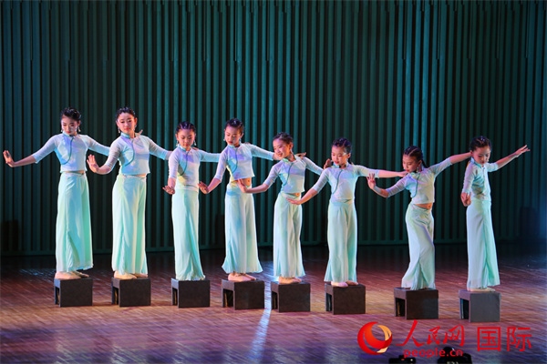 古典舞《碇步橋》。人民網(wǎng) 許可攝