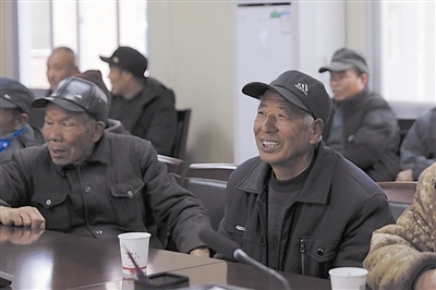  圖③：農(nóng)民工臉上洋溢著笑容。