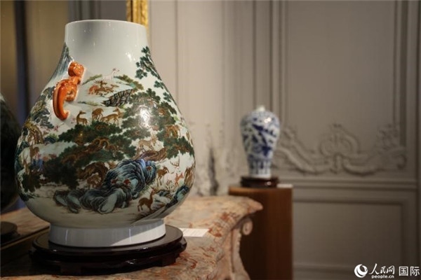 嘉賓和公眾參觀“絲路瓷行”——中國(guó)景德鎮(zhèn)陶瓷文化特展。人民網(wǎng)記者 尚凱元攝