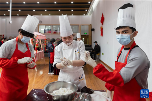 1月28日，在復(fù)旦大學(xué)第二附屬學(xué)校，美國馬斯卡廷中學(xué)學(xué)生展示自己制作的湯圓。 新華社記者 王翔 攝