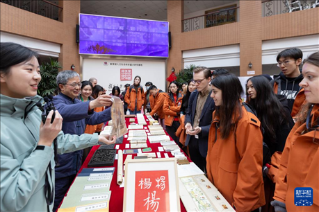 1月29日，在復(fù)旦大學(xué)，美國馬斯卡廷中學(xué)學(xué)生了解中國古籍裝幀與修復(fù)技術(shù)。 新華社記者 王翔 攝