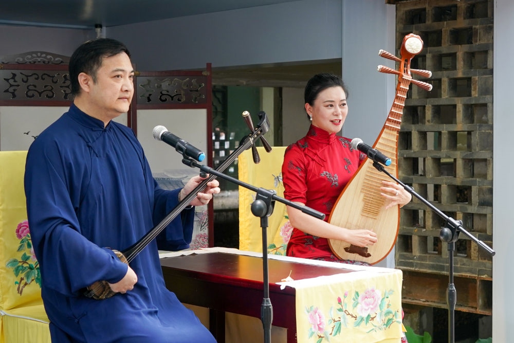 評彈藝人在蘇州平江路上的一家評彈店內(nèi)進(jìn)行表演（2023年7月7日攝）。新華社記者 李博 攝