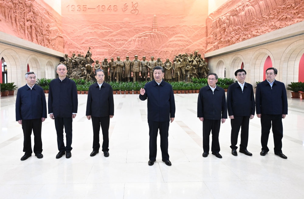 2022年10月27日，習近平在延安革命紀念館參觀《偉大歷程——中共中央在延安十三年歷史陳列》結(jié)束時發(fā)表重要講話。新華社記者 燕雁 攝