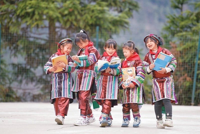 位于貴州省黔東南苗族侗族自治州從江縣大山深處的西山鎮(zhèn)中寨教學(xué)點(diǎn)，是一所全校均為瑤族學(xué)生的“微小學(xué)”。近年來，隨著教學(xué)條件逐漸改善，學(xué)校發(fā)生了翻天覆地的變化。圖為2023年2月16日，領(lǐng)到新書的瑤族學(xué)生在一起交流。 新華社記者 楊文斌/攝