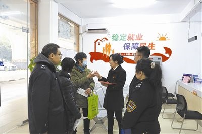  圖③：調(diào)解后，法官現(xiàn)場(chǎng)向當(dāng)事人做釋法析理工作。