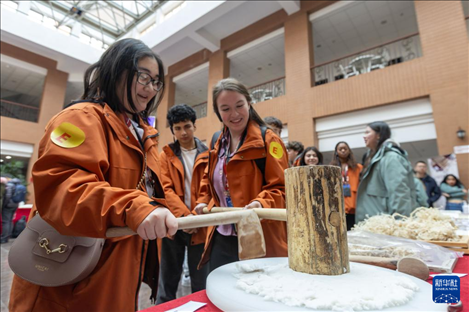 1月29日，在復(fù)旦大學(xué)，美國馬斯卡廷中學(xué)學(xué)生用錘子打紙漿，親身體驗(yàn)古法制作紙張。 新華社記者 王翔 攝