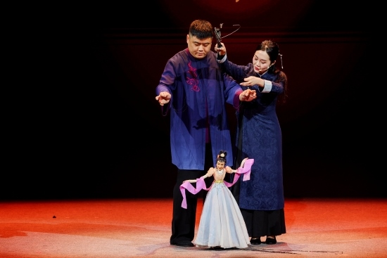 “何以中國·向海泉州”網(wǎng)絡(luò)主題活動現(xiàn)場，蔡思雅和搭檔表演提線木偶戲。