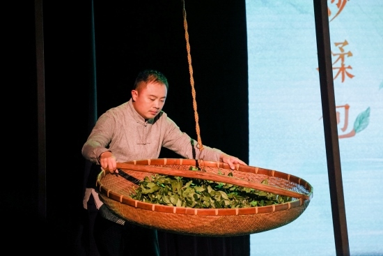 “何以中國·向海泉州”網(wǎng)絡(luò)主題活動現(xiàn)場，魏嘉宏表演搖青。
