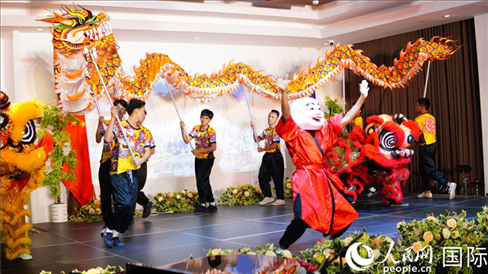 在菲留學(xué)生通過舞龍舞獅表演呈現(xiàn)中華優(yōu)秀傳統(tǒng)文化魅力。人民網(wǎng)記者樊帆 攝