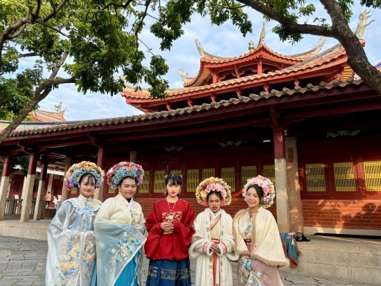 泰國(guó)留學(xué)生頭戴蟳埔簪花圍在開元寺留影。人民網(wǎng)記者 金慧慧攝