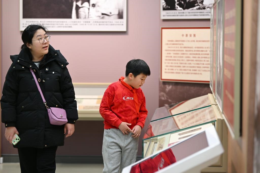 2024年1月28日，家長帶著孩子在平津戰(zhàn)役紀(jì)念館內(nèi)參觀。