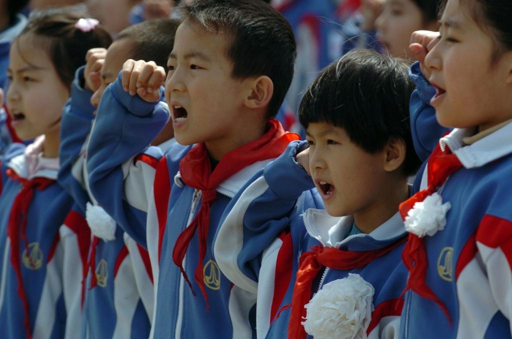 2006年4月5日，天津緣誠小學(xué)的同學(xué)們來到平津戰(zhàn)役紀(jì)念館祭奠英烈，表達(dá)對革命先烈的緬懷之情。